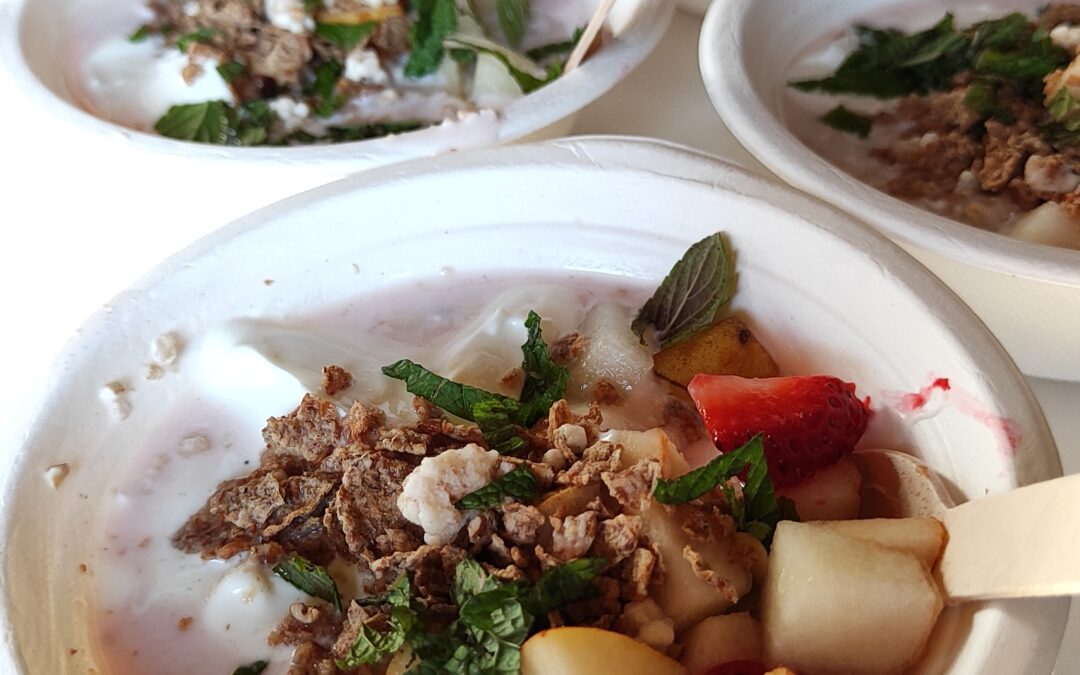 Taça de Granola com Frutas frescas e Iogurte sólido