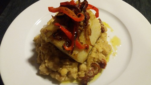 Bacalhau sobre Esmagado de Chícharo com seu crocante