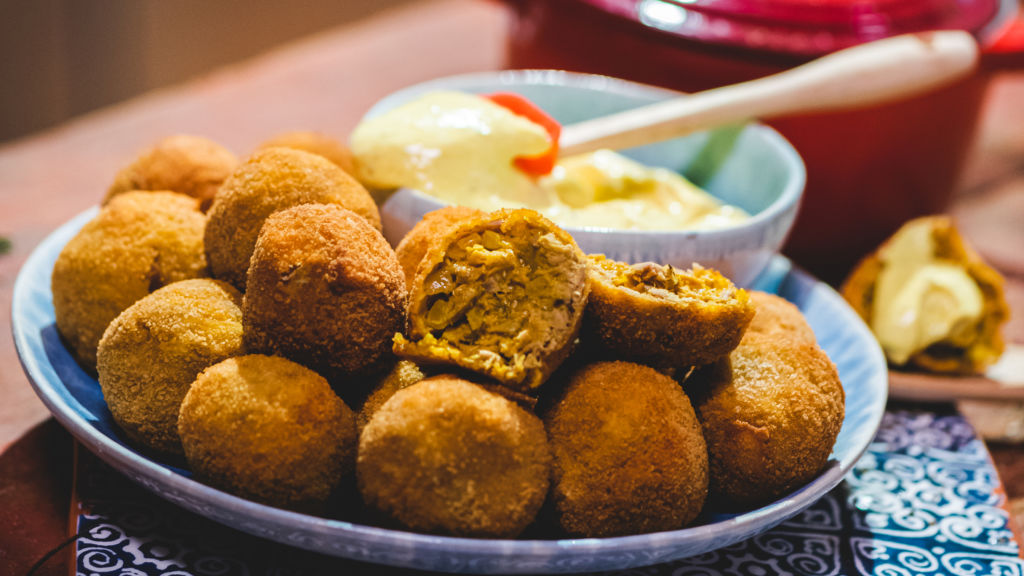 Bolinhas de Borrego e Chícharos com Legumes e Tortitas de milho