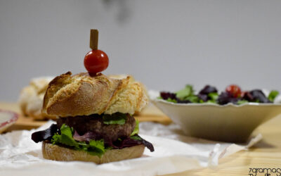 Mini Hambúrguer de Borrego em Pão Medronho, molho de Iogurte e Verduras